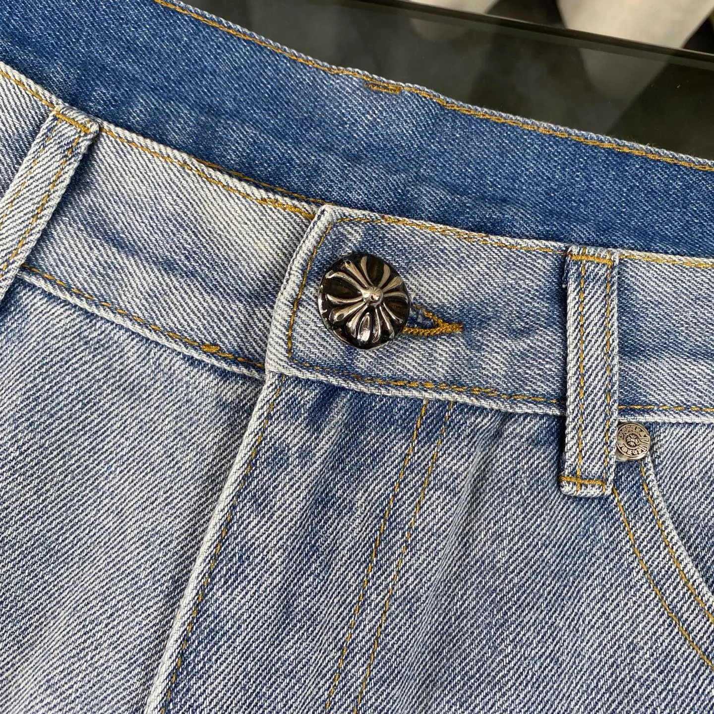 P240 CH Chromehearts black and white cross patch leather jeans, priced at 34W level, patchwork cross pattern embellishment, washed jeans! ! An absolutely high-end luxury product, a 1.9W-level god-level single product, a super popular product, made by top heavy industry, a magic weapon that cannot be missed! [About Zangyin] This is an extremely luxurious fashion brand that can also be called the aristocracy of the high street. It has always been an exclusive brand for some hipsters or rich second generations. Compared with ordinary high streets, it is more luxurious and noble. Compared with luxury brands, it is more fashionable and individual. It has always been a brand that I have a special liking for. [Top heavy industry fashion design] Consistently high-street luxury style. Speaking of this style, the Zangyin family and GU family are definitely the leading representative brands. Especially the Zangyin family has really achieved a state-of-the-art effect in creating high-street style. The unique washed material is used to create this style. The color system is already quite eye-catching. After it is decorated with patchwork cross flowers, it cleverly highlights the charm of the brand. Secondly, this style uses classic The high-waist cutting design highlights the long legs and fashionable temperament of the upper body. The brand is highly recognizable and the slim fit configuration is more suitable for daily wear. It is a product that interprets personality, fashion, and specifications at a glance. This single product is enough to make any fan excited. It can be a white T-shirt for a youthful college style, or a tight suspender for a royal style. It has strong matching ability and can be easily controlled by men.  [Materials and craftsmanship] Needless to say, this point goes without saying. As an excellent craftsman brand, Zangyin’s requirements for details and craftsmanship are really perfect. The washed color of this model has gone through so many processes, not to mention the embellishment of denim appliques. It is also purely hand-made and sewn. Just like what they believe in, only hand-made things have soul and have the meaning of wear. A top-notch heavy-duty fashionable denim item, I look forward to your perfect interpretation! !  Color: blue Size: 28-36
